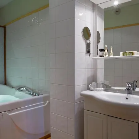 Logis Le Midland ホテル 3*