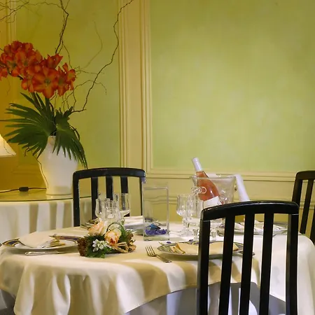 ホテル Logis Le Midland